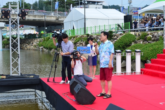 ▲ 엄태항 봉화군수가 개막식 인사말에서 “봉화에 와서 축제를 즐기면 후회없는 휴가가 될 것이며, 마지막까지 관광객들의 안전과 편의를 위해 최선을 다할 것”이라고 말했다.ⓒ봉화군