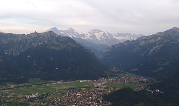 ▲ 해발 1322m의 벼랑 같은 산 하더 쿨룸에서 바라본 알프스 산맥. 가운데 보이는 설산이 4158m 높이의 융프라우다. 산 아래 보이는 마을이 스위스 중부의 소도시 인터라켄.