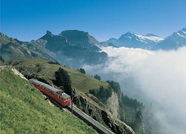 ▲ 융프라우 지역의 고지대를 서서히 운행하고 있는 열차의 모습.