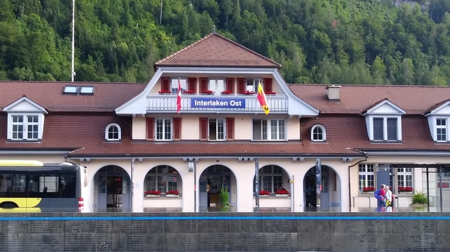 ▲ 융프라우 철도 관광의 출발지인 인터라켄 동역. 이 조그마한 역에서 연간 100만명의 관광객이 '유럽의 정상' 융프라우로 향하는 기차를 탄다.