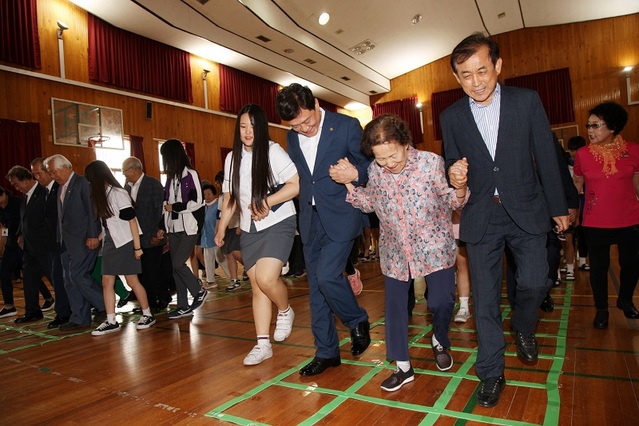 ▲ 김병우 충북도교육감이 증평공업고등학교에서 소통과 공감 프로그램에서 교사와 학생, 총동문회 간부들과 함께 참여하고 있다.ⓒ충북도교육청