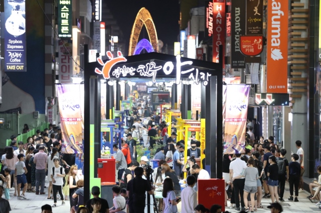 ▲ 포항 영일만친구 야시장이 지난 26일 문을 열고 본격적인 운영에 들어갔다.ⓒ포항시