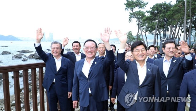 ▲ 8월 하순부터 한국은 일본정부의 화이트 리스트에서 공식적으로 제외될 것이 거의 확실되고 있다. 사진은 문 대통령이 이달 24일 부산 누리마루에서 시·도지사 간담회 참석자들과 기념촬영 뒤 시민들에게 손을 흔드는 모습.ⓒ연합뉴스