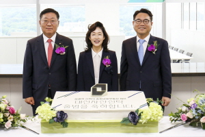 ▲ 이어룡 회장(가운데), 김철종 대표(오른쪽에서 첫 번째), 나재철 대표(왼쪽에서 첫 번째) ⓒ 대신자산신탁