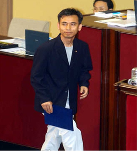 ▲ 2003년 국회의원 재보궐선거에서 당선된 유시민씨가 백바지를 입고 국회 본회의장에 등단하는 모습 ⓒ연합뉴스