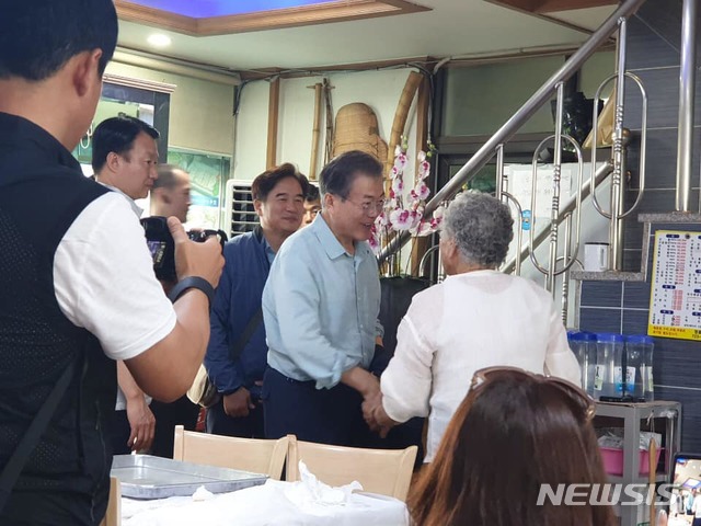 ▲ 문재인 대통령이 지난 주말 제주도를 방문한 것으로 29일 확인됐다. 청와대 등에 따르면 문 대통령은 26일 늦은 오후부터 28일까지 2박3일간 가족들과 함께 제주도를 비공식 방문했다. 사진은 문 대통령이 지난 27일 오전 현지 식당에서 식사를 하고 주민들과 인사를 나누는 모습. (사진 출처 : 제주특별자치도 소상공인경영지원센터 페이스북) ⓒ뉴시스