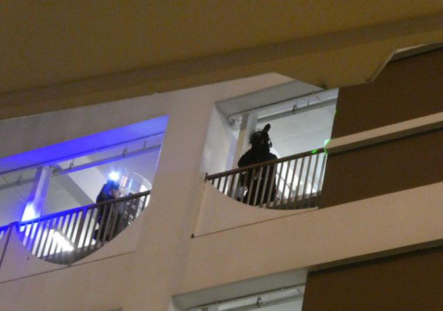 ▲ 셩완(上環) 마카오 페리 터미널 주차장 5층에서 시위대를 향해 고무총을 발사하는 경찰ⓒ허동혁