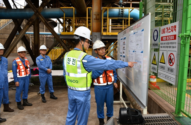 ▲ 오형수 포항제철소장이 수처리 냄새제거 설비 준공식에서 설명을 듣고 있는 모습.ⓒ포스코