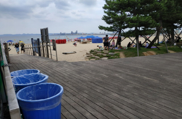 ▲ 영일대해수욕장에 설치된 분리수거함.ⓒ포항시