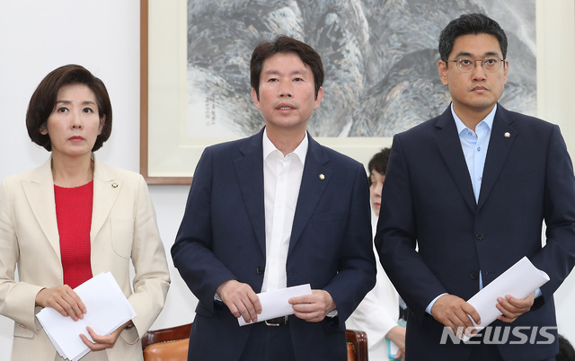 ▲ 29일 여야 3당 교섭단체 원내대표가 7월 임시국회 의사일정에 합의했다. 왼쪽부터  자유한국당 나경원, 더불어민주당 이인영, 바른미래당 오신환 원내대표.ⓒ뉴시스