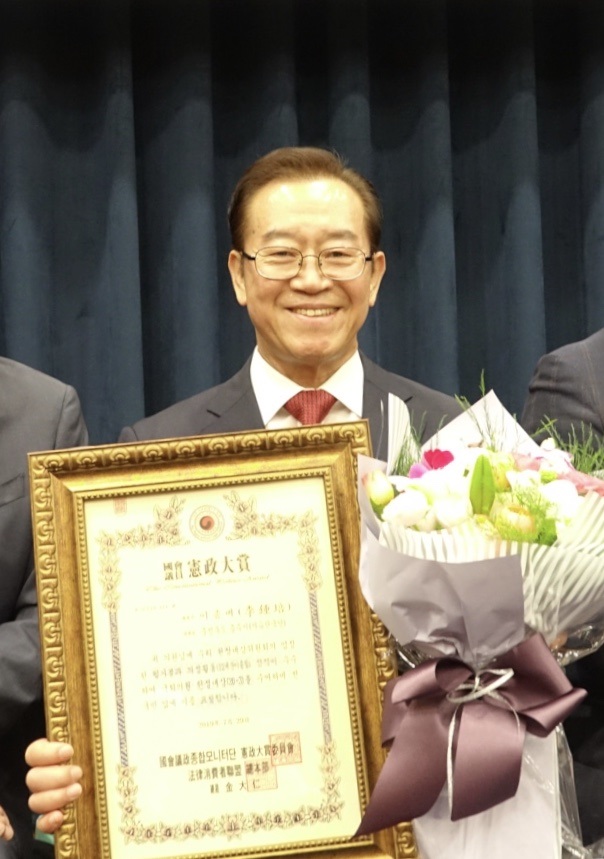 ▲ 자유한국당 이종배 의원이 29일 법률소비자연맹이 주는 국회의원 헌정대상을 받았다. 이 의원이 수상직후 상패를 들고 기념촬영하고 있다.ⓒ이종배 의원실