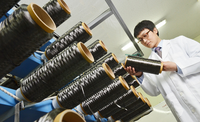 ▲ 효성 안양기술원에서 연구원이 효성첨단소재의 탄소섬유 제품을 살펴보고 있다.ⓒ효성