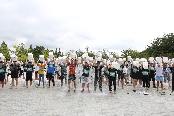 ▲ 윤홍근 BBQ회장, 최인혁 네이버 해피빈재단 대표, 가수 션 등 참석자들이 30일 열린 ‘BBQ X 네이버와 가수 션이 함께하는 아이스ⓒBBQ