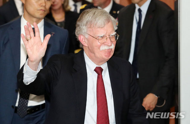 ▲ 지난 24일 강경화 외교부 장관과의 면담을 마친 뒤 청사를 나서는 존 볼턴 미국 백악관 국가안보보좌관. ⓒ뉴시스. 무단전재 및 재배포 금지.