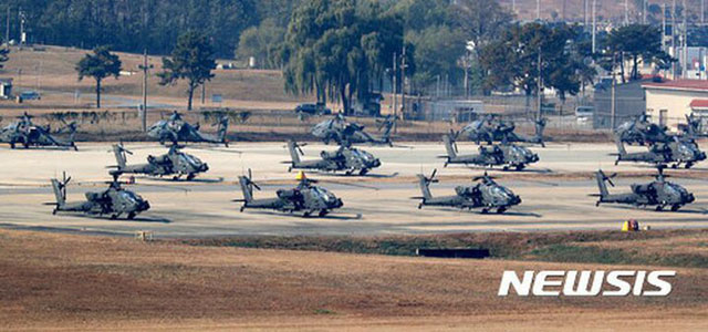 ▲ 경기 평택 캠프 험프리스에 주둔 중인 미육군 AH-64 아파치 공격헬기 대대. 최근 주민들의 민원 때문에 철수할 것이라는 설이 나돌고 있다. ⓒ뉴시스. 무단전재 및 재배포 금지.