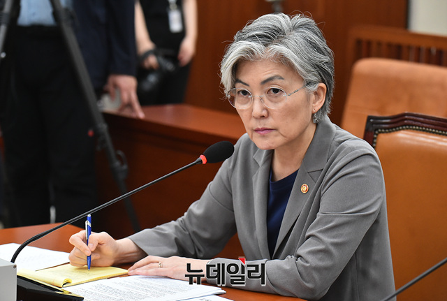 ▲ 강경화 외교부 장관이 30일 국회 외교통일위원회 전체회의에 참가한 모습.ⓒ이종현 기자