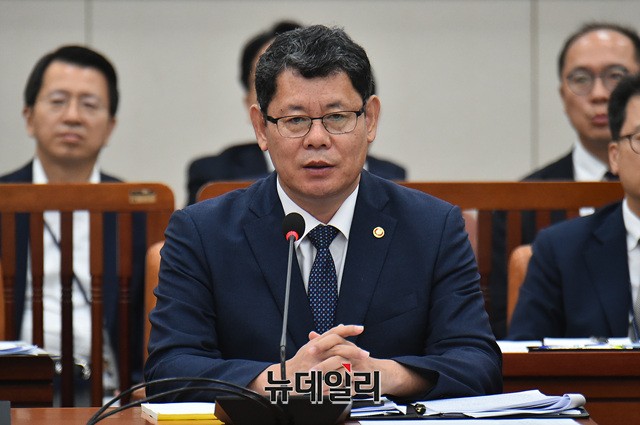 ▲ 김연철 통일부 장관이 30일 오전 국회에서 열린 외교통일위원회 전체회의에 참석해 의원들의 질문에 답하고 있다.ⓒ이종현 기자