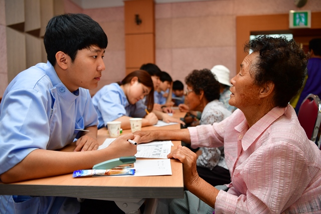 ▲ 월성원자력본부의 지원으로 동국대학교 봉사동아리 ‘한맥회’ 학생들이 주민들을 대상으로 의료 상담을 하고 있다.ⓒ월성원전
