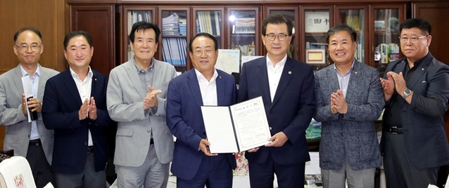 ▲ 한국관광협회 중앙회는 31일 충북도청에서 충북도와 홍보 및 관람 지원 등을 약속하고 업무협약을 가졌다.ⓒ충북도