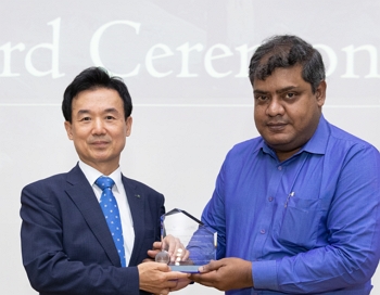 ▲ 30일 오후 광진구 건국대학교 새천년관에서 열린 'APRIA-교보생명 학술공적상' 시상식에서 라마머시 바이다이나단(Ramamurthy Vaidyanathan) 인도 경영대학원 교수를 대리해 수상한 산카르샨 바수(Sankarshan Basu) 교수(오른쪽)가 윤열현 교보생명 사장과 기념촬영을 하고 있다.ⓒ교보생명
