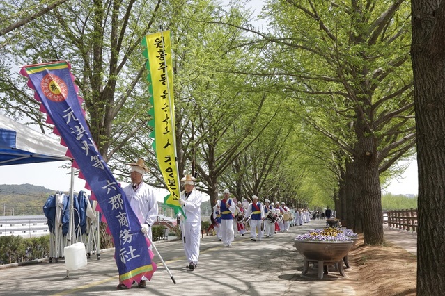 ▲ 지난 4월에 열린 고래마켓 원홍주등육군상무사 길놀이 장면.ⓒ충남문화재단