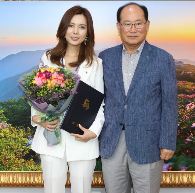 ▲ 단양군 홍보대사로 위촉된 금비(왼쪽)가 류한우 군수와 기념촬영을 하고 있다. 금비는 이날부터 2년간 단양군의 축제와 즐길거리, 먹거리 등을 전국에 홍보하는 활동을 펼치게 된다.ⓒ단양군