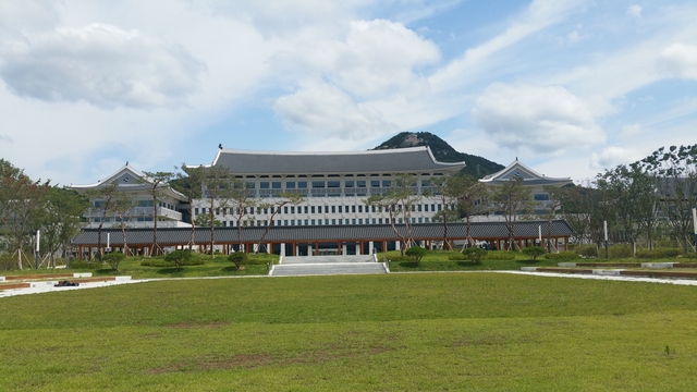 ▲ 경북도는 31일 안동대학교 본관 회의실에서 ‘백신산업 전문인력 양성사업’의 성공적 추진을 위해 안동시, 안동대, SK바이오사이언스, 국제백신연구소(IVI)와 상호 업무협약을 체결했다.ⓒ경북도