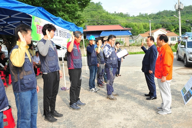 ▲ 군위군은 지난 26일 산성면 삼산리 마을 쉼터에 리장 및 병해충 방제단 및 관련공무원 50여 명이 참석한 가운데 병해충 방제단 발대식을 가졌다.ⓒ군위군