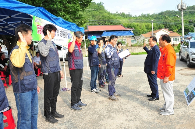 ▲ 군위군은 지난 26일 산성면 삼산리 마을 쉼터에 리장 및 병해충 방제단 및 관련공무원 50여 명이 참석한 가운데 병해충 방제단 발대식을 가졌다.ⓒ군위군