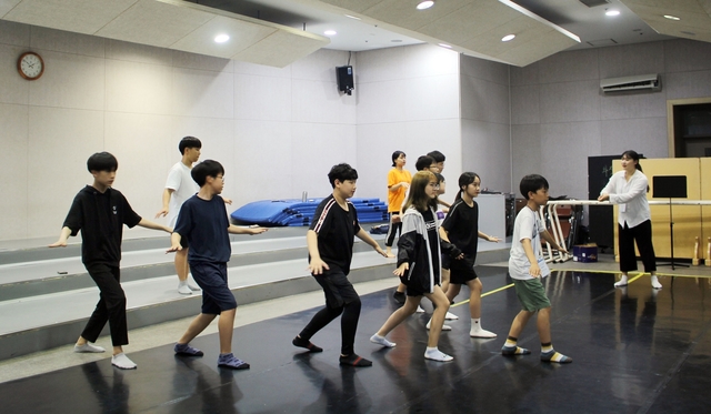 ▲ 계명대 산학인재원 뮤지컬 캠프 열어, 가창중학교 학생들에게 뮤지컬 연기와 노래 등을 지도하고 있다.ⓒ계명대