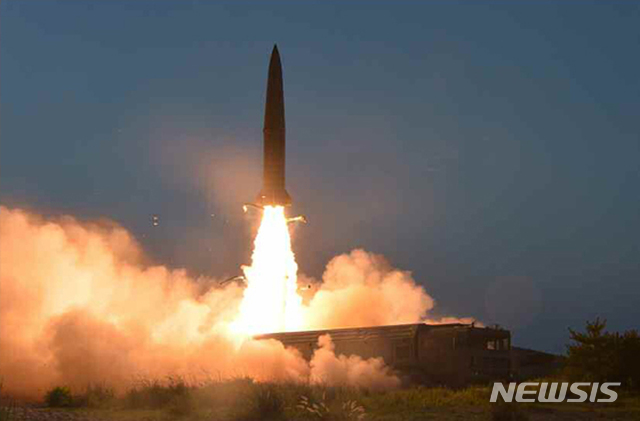 ▲ 북한 노동신문이 지난 26일 보도한 신형전술유도무기 발사 장면.ⓒ뉴시스