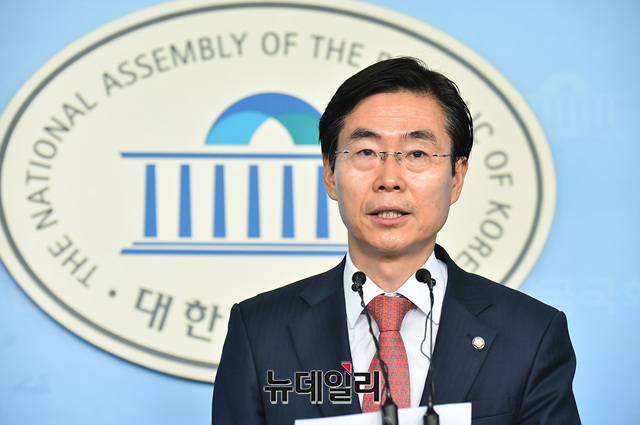 ▲ 조경태 자유한국당 최고위원이 31일 오전 국회 정론관에서 '대한민국의 안전과 미래를 위한 전술핵 재배치 촉구' 기자회견을 하고 있다.ⓒ이종현 기자