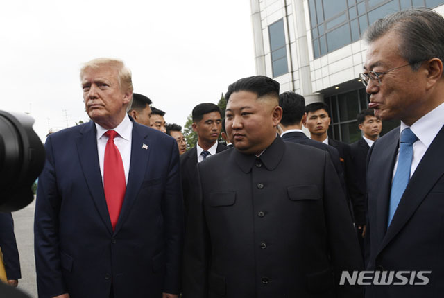 ▲ 지난 6월 30일 판문점에서 깜짝 회동을 한 도널드 트럼프 미국 대통령과 북한 김정은, 문재인 대통령. ⓒ뉴시스. 무단전재 및 재배포 금지.