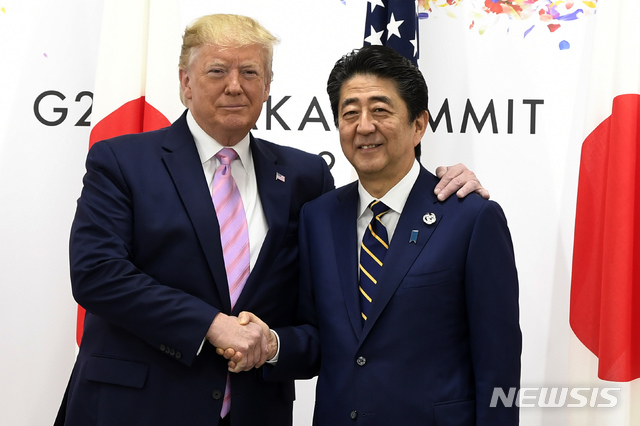 ▲ 지난 6월 28일 일본 오사카에서 열린 G20 당시 트럼프 대통령과 아베 일본 총리. 두 사람은 꾸준히 '브로맨스'를 과시하고 있다. ⓒ뉴시스 AP. 무단전재 및 재배포 금지.