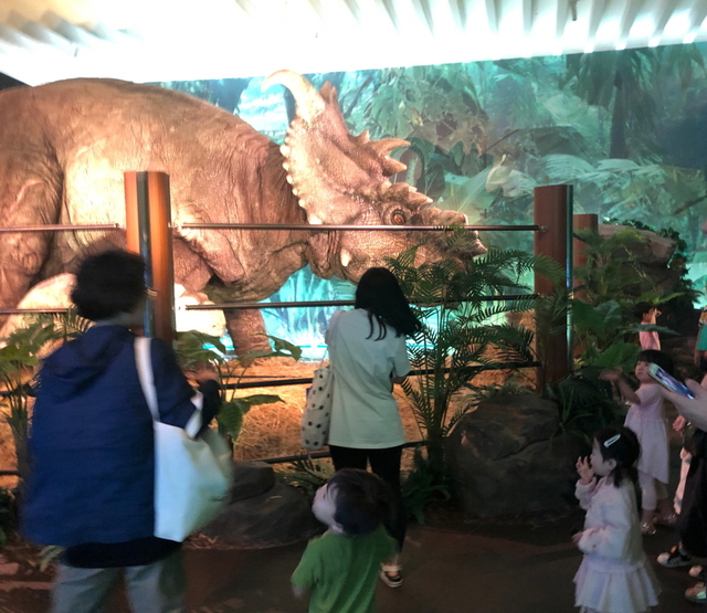 ▲ 쥬라기 월드 특별전을 체험하는 관람객ⓒ박소정 기자