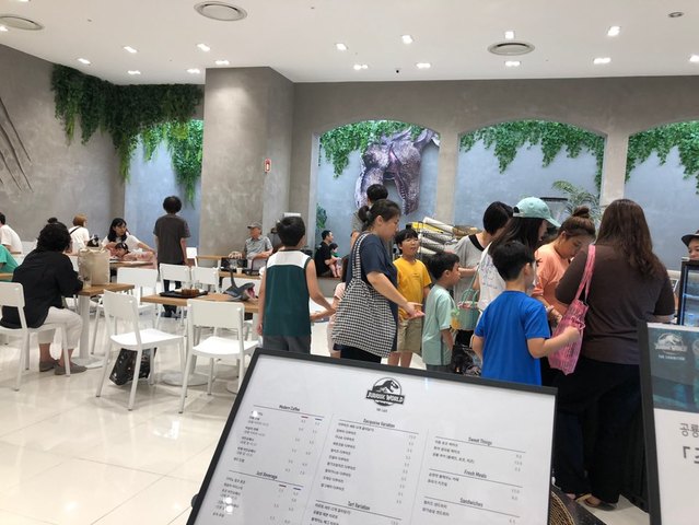 ▲ 쥬라기 월드 특별전 옆에 위치한 카페 전경 ⓒ박소정 기자