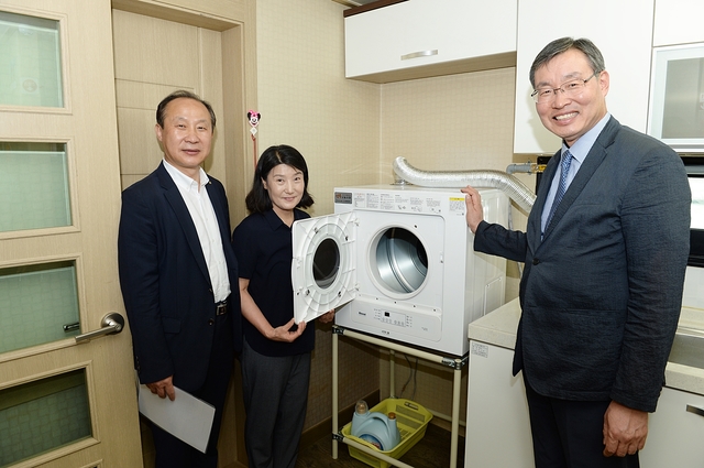 ▲ 대성에너지가 지역 사회복지시설을 찾아 행복나눔사업을 실시했다.(사진 왼쪽 첫번째 한국도시가스협회 정희용 상무, 세번째 대성에너지 우중본 대표)ⓒ대성에너지