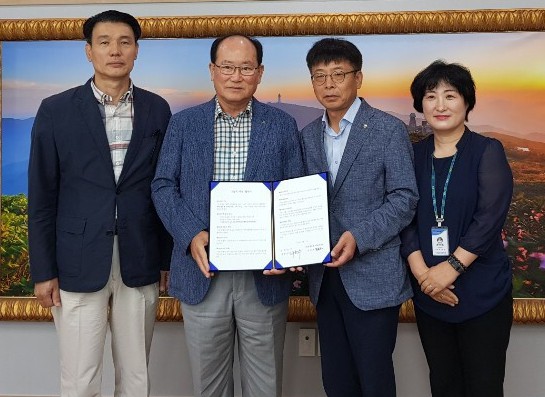 ▲ 31일 문성호 농협 단양군지부장(오른쪽 두번째)이 류한우 군수에게 그늘막 설치비용을 전달하고 있다.ⓒ단양군