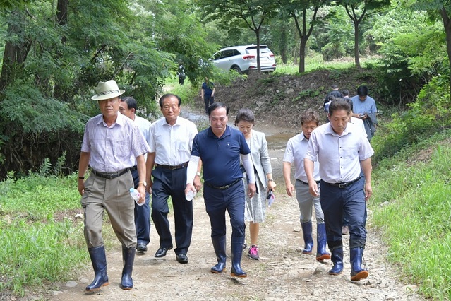 ▲ 청주시의회 하재성 의장과 의원들이 31일 청주시 상당구 가덕면 내암리 수색현장을 찾아 수색 작업을 하고 있는 민·관·군을 위로하고 위문품을 전달했다. ⓒ청주시의회