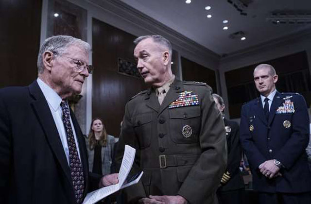 ▲ 지난 5월 제임스 인호프 미국 상원 군사위원장(왼쪽)과 조셉 던포드 당시 미군 합참의장(가운데)이 이야기를 나누고 있다. ⓒ연합 EPA. 무단전재 및 재배포 금지.