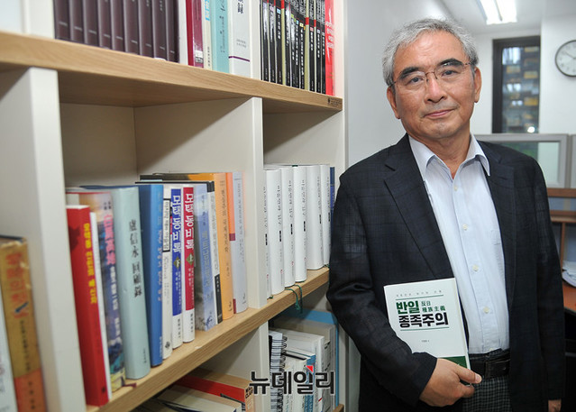 ▲  대표 저자 이영훈 서울대 경제학과 명예교수이자 이승만학당 교장이 31일 이승만학당 사무실에서 자신의 저서를 들어보이고 있다.ⓒ이기륭 기자