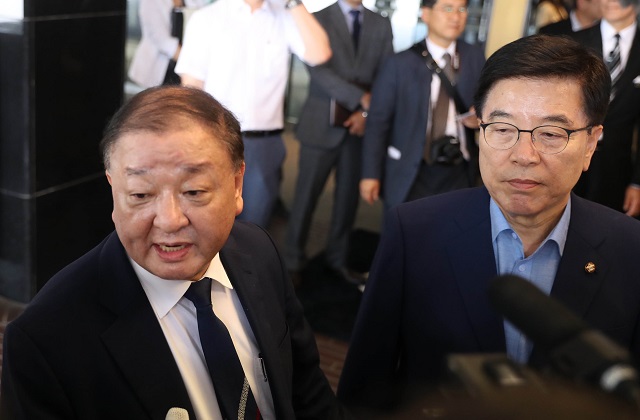 ▲ 일본의 보복성 수출규제 철회 요구를 위한 입장 전달을 위해 일본을 방문한 여야 방일의원단의 강창일 더불어민주당 의원이 31일 오후 일본 도쿄의 호텔 뉴 오타니 도쿄 가든타워 호텔에서 일한의원연맹 누카가 후쿠시로 회장과의 면담을 마치고 나와 기자들과 인터뷰하고 있다. ⓒ뉴시스