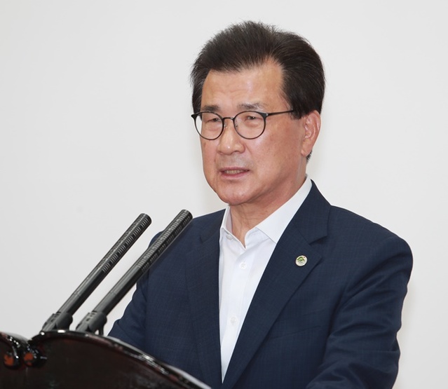 ▲ 이시종 충북도지사가 1일 도청 집무실에서 현안회의를 주재하고 일본의 한국 화이트리스트 대상 제외에 따른 대응책을 강구해 도내 기업들의 피해를 최소화하라고 지시했다.ⓒ충북도