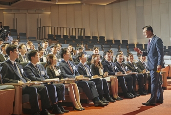 ▲ 한화생명 여승주 사장(오른쪽)이 신입사원 35명을 대상으로 토크 콘서트를 진행하는 모습.ⓒ한화생명