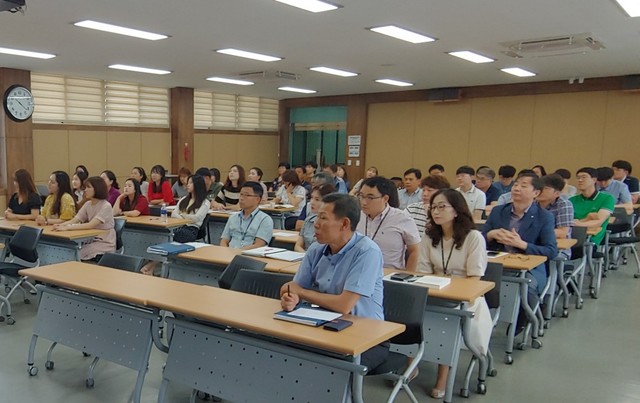 ▲ 1일 단양교육지원청 직원들과 관내 행정직 공무원, 청렴 서포터즈 등이 '청렴역량 강화교육'을 받고 있다.ⓒ단양교육지원청
