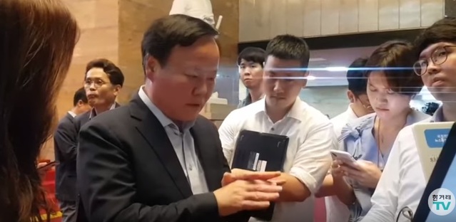 ▲ 김재원 예결위원장이 기자들과 만나 브리핑 중 말을 흐리거나 비틀거리는 모습을 보이면서 '음주 브리핑' 의혹이 제기됐다. ⓒ한겨레TV 영상 캡쳐