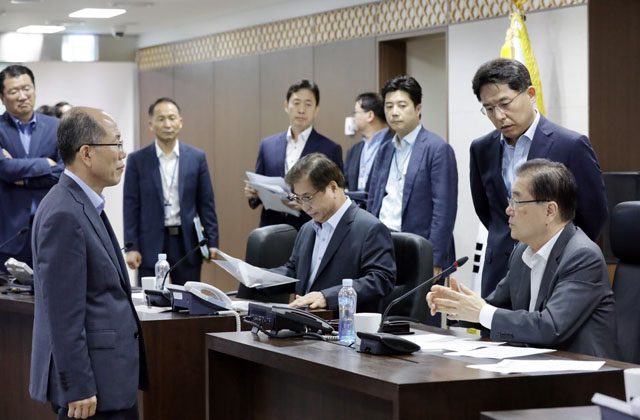 ▲ 2일 새벽 북한이 단거리 발사체를 쏜 뒤 청와대 위기관리센터에서는 정의용 국가안보실장 주재로 관계장관 회의가 열렸다. ⓒ청와대 제공.