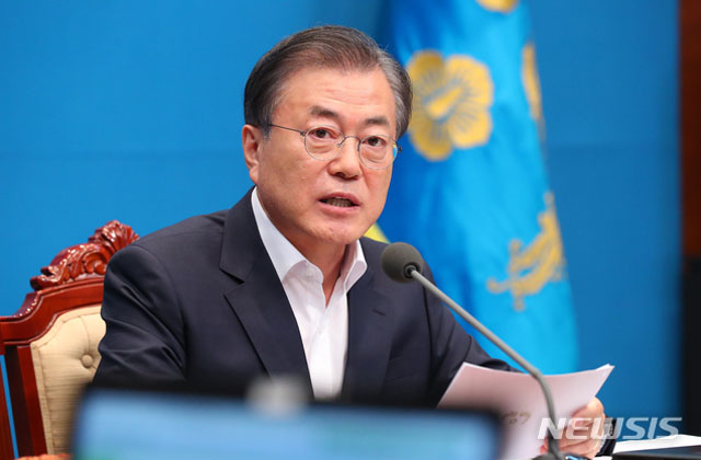 ▲ 문재인 대통령은 2일 청와대 여민관에서 긴급 국무회의를 열고 일본에게 강경 대응하겠다는 뜻을 밝혔다. ⓒ뉴시스. 무단전재 및 재배포 금지.