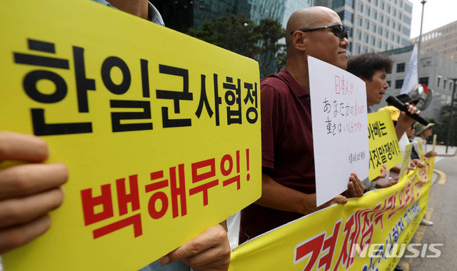 ▲ 지난 7월 30일 서울 종로구의 구 주한 일본대사관 터 앞에서 역사바로세우기시민모임 등 시민단체들이 한일군사정보보호협정(GSOMIA) 파기를 촉구하는 모습. ⓒ뉴시스. 무단전재 및 재배포 금지.