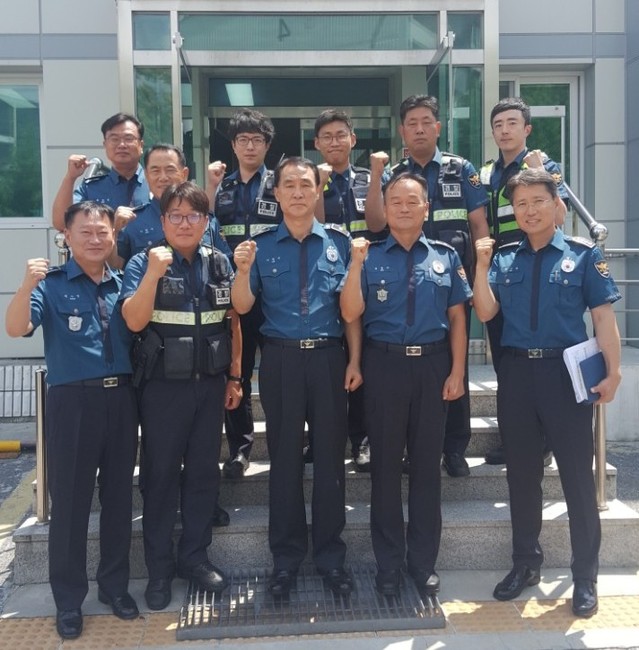 ▲ 2분기 충북지방경찰청이 선정한 '생활안전 BEST 순찰팀’에 선정된 제천경찰서 청전지구대 순찰 1팀이 지구대 앞에서 기념촬영을 하고 있다.ⓒ제천경찰서